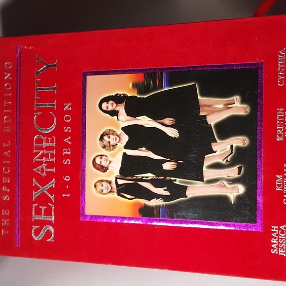 Sex and the City Seasons 1 - 6 In Red Velvet-like Case Special Edition DVDs - Picture 11 of 15